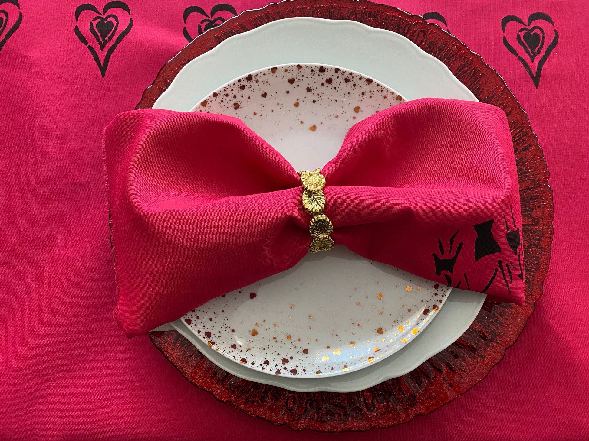 African Design Tablecloth and Six Napkins (Fuchsia)